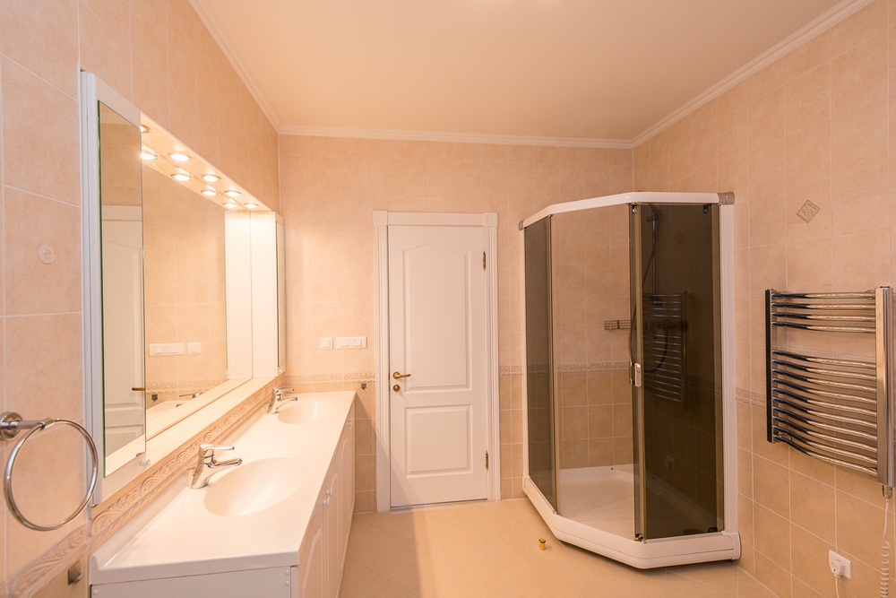 Хозяйская ванная комната в предлагаемом в найм таунхаусе в Росинке